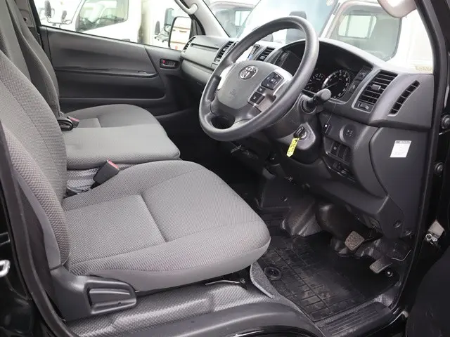 トヨタ ハイエースバン 3BF-TRH200V(2WD)の写真35