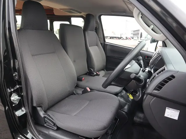 トヨタ ハイエースバン 3BF-TRH200V(2WD)の写真36