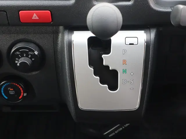 トヨタ ハイエースバン 3BF-TRH200V(2WD)の写真41