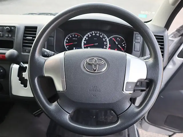 トヨタ ハイエース CBA-TRH214W(2WD)の写真4