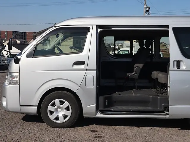 トヨタ ハイエース CBA-TRH214W(2WD)の写真10