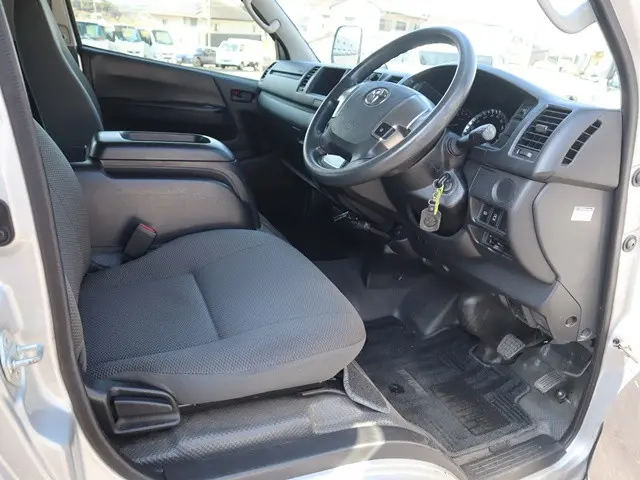 トヨタ ハイエース CBA-TRH214W(2WD)の写真29