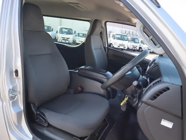 トヨタ ハイエース CBA-TRH214W(2WD)の写真30