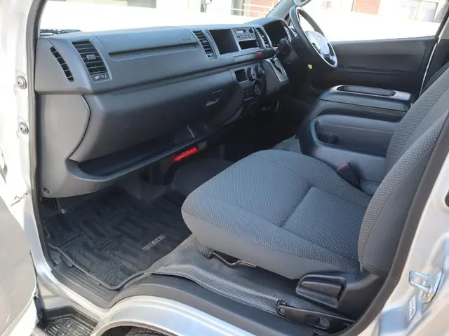 トヨタ ハイエース CBA-TRH214W(2WD)の写真31