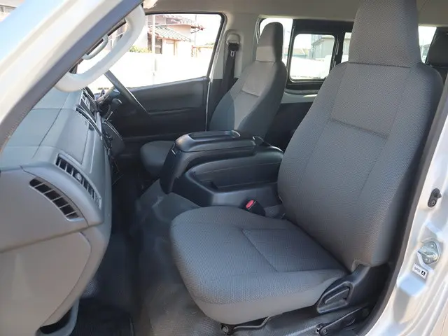 トヨタ ハイエース CBA-TRH214W(2WD)の写真32