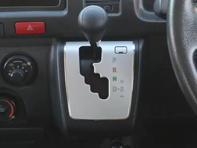 トヨタ ハイエース CBA-TRH214W(2WD)の写真34