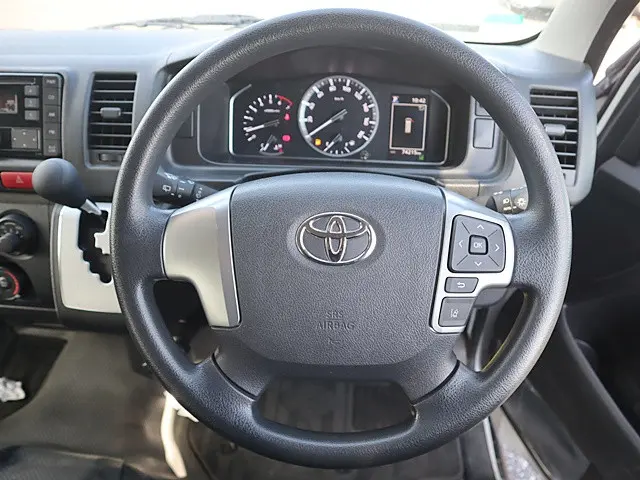 トヨタ ハイエース 3BA-TRH214W(2WD)の写真4