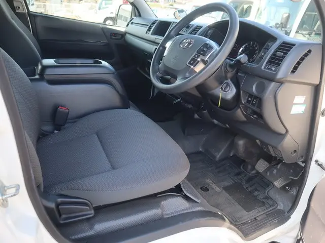トヨタ ハイエース 3BA-TRH214W(2WD)の写真33