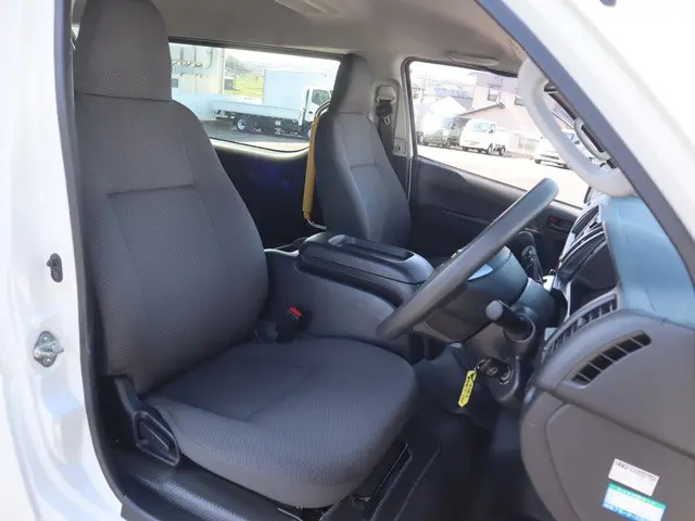トヨタ ハイエース 3BA-TRH214W(2WD)の写真34