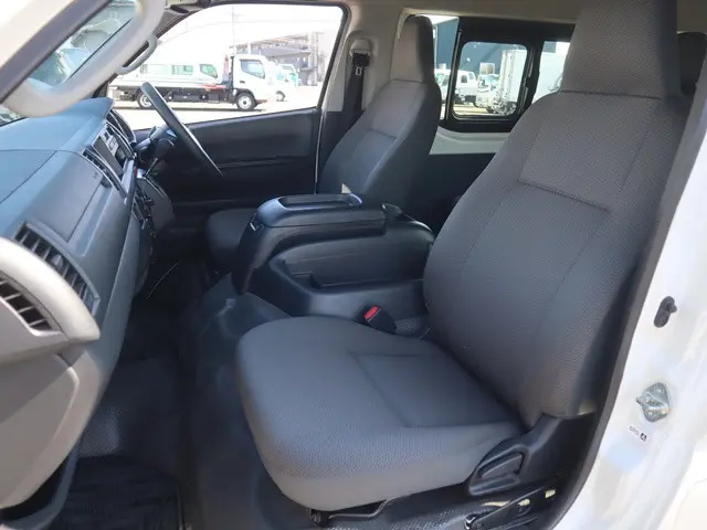 トヨタ ハイエース 3BA-TRH214W(2WD)の写真36