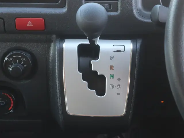 トヨタ ハイエース 3BA-TRH214W(2WD)の写真39