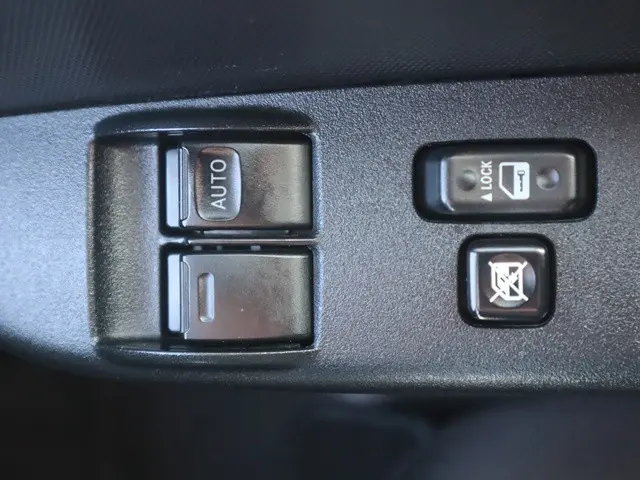 トヨタ ハイエース 3BA-TRH214W(2WD)の写真44