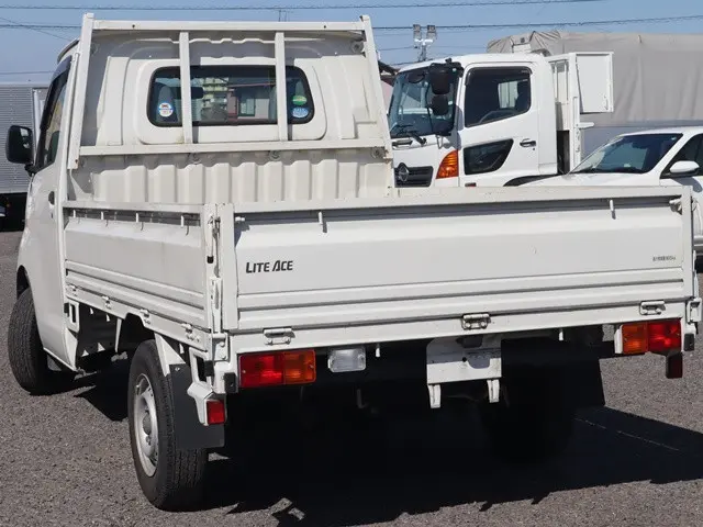 トヨタ ライトエーストラック DBF-S402U(2WD)の写真3