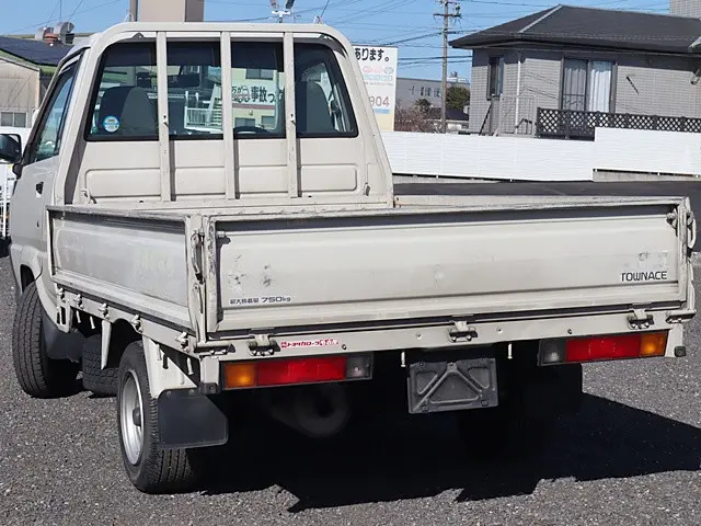 トヨタ タウンエーストラック GC-KM70(2WD)の写真2