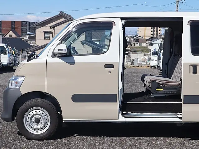 トヨタ タウンエースバン 5BF-S413M(4WD)の写真11