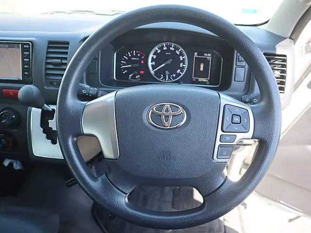 トヨタ ハイエース 3BA-TRH214W(2WD)の写真4