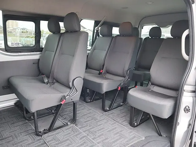 トヨタ ハイエース 3BA-TRH214W(2WD)の写真13