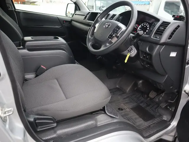 トヨタ ハイエース 3BA-TRH214W(2WD)の写真30