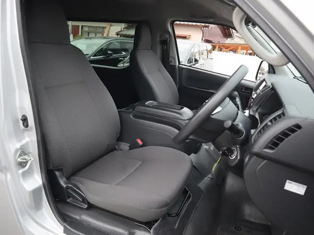 トヨタ ハイエース 3BA-TRH214W(2WD)の写真31