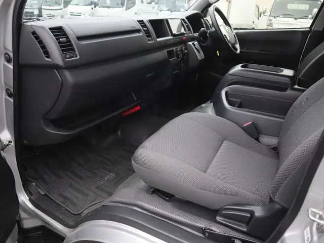 トヨタ ハイエース 3BA-TRH214W(2WD)の写真32