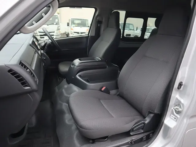 トヨタ ハイエース 3BA-TRH214W(2WD)の写真33