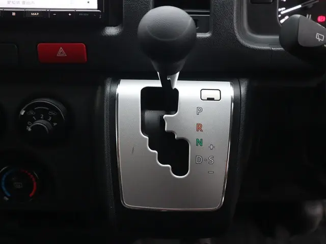 トヨタ ハイエース 3BA-TRH214W(2WD)の写真35