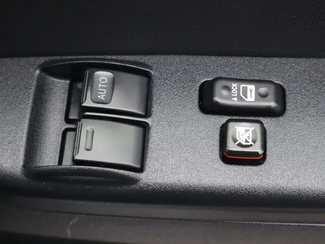 トヨタ ハイエース 3BA-TRH214W(2WD)の写真40