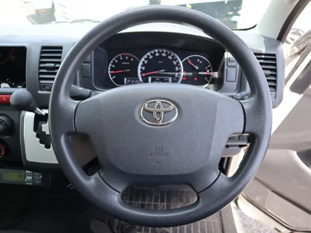 トヨタ ハイエースバン QDF-GDH206V(4WD)の写真4