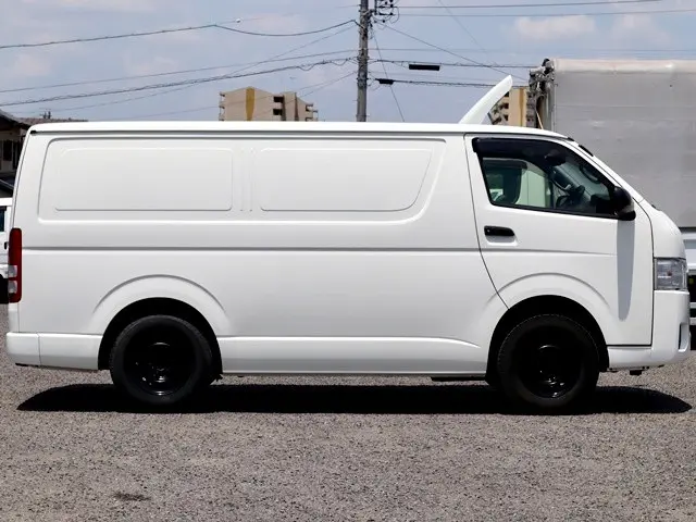 トヨタ ハイエースバン QDF-GDH206V(4WD)の写真8