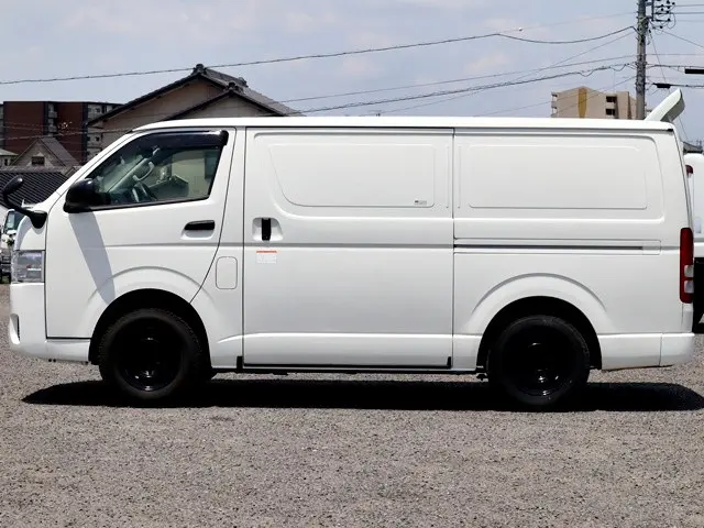 トヨタ ハイエースバン QDF-GDH206V(4WD)の写真9
