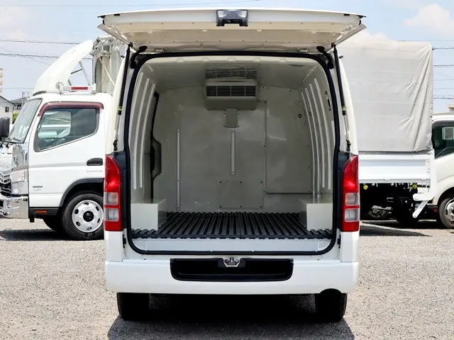 トヨタ ハイエースバン QDF-GDH206V(4WD)の写真11