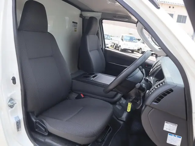 トヨタ ハイエースバン QDF-GDH206V(4WD)の写真32