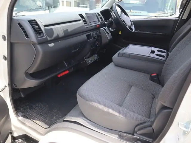 トヨタ ハイエースバン QDF-GDH206V(4WD)の写真33