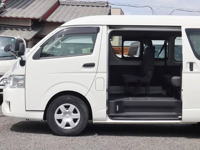 トヨタ ハイエース CBA-TRH214W(2WD)の写真10