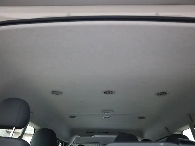 トヨタ ハイエース CBA-TRH214W(2WD)の写真12