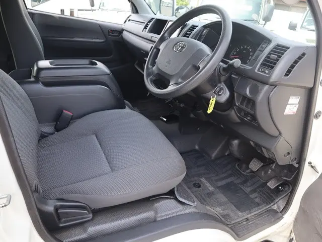 トヨタ ハイエース CBA-TRH214W(2WD)の写真31