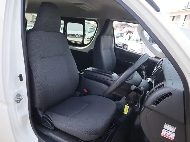 トヨタ ハイエース CBA-TRH214W(2WD)の写真32