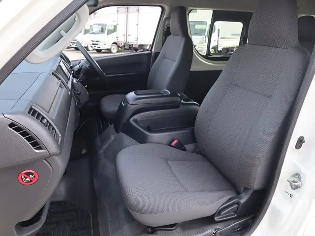 トヨタ ハイエース CBA-TRH214W(2WD)の写真34