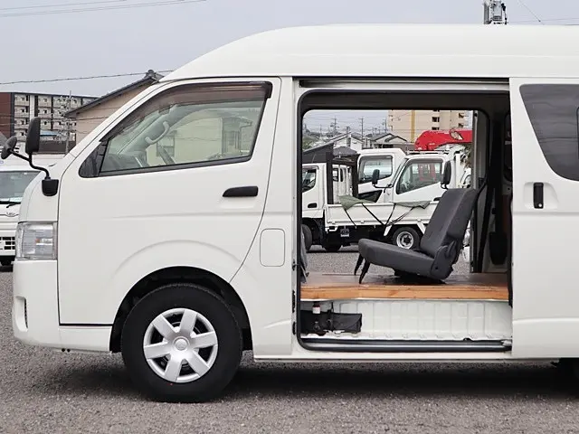 トヨタ ハイエースバン CBF-TRH200K(2WD)の写真11