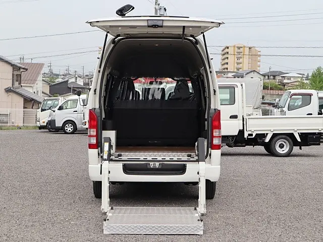 トヨタ ハイエースバン CBF-TRH200K(2WD)の写真12