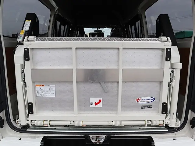 トヨタ ハイエースバン CBF-TRH200K(2WD)の写真15