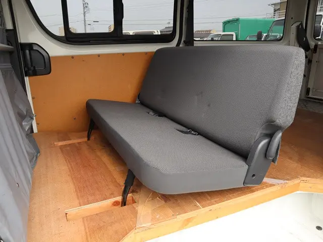 トヨタ ハイエースバン CBF-TRH200K(2WD)の写真17