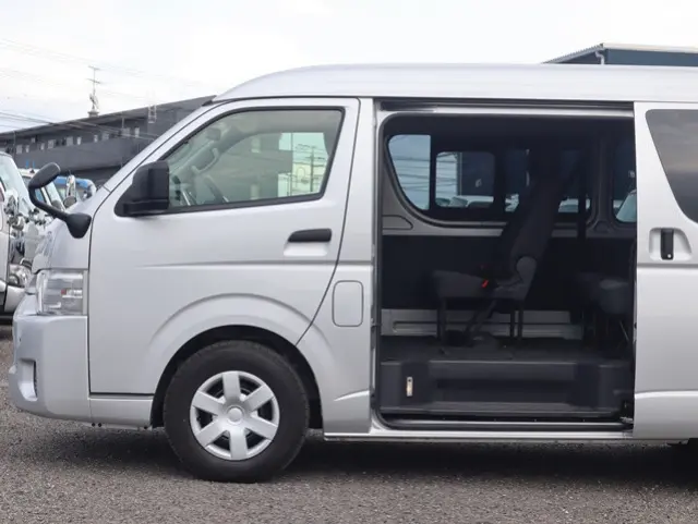 トヨタ ハイエース 3BA-TRH214W(2WD)の写真10