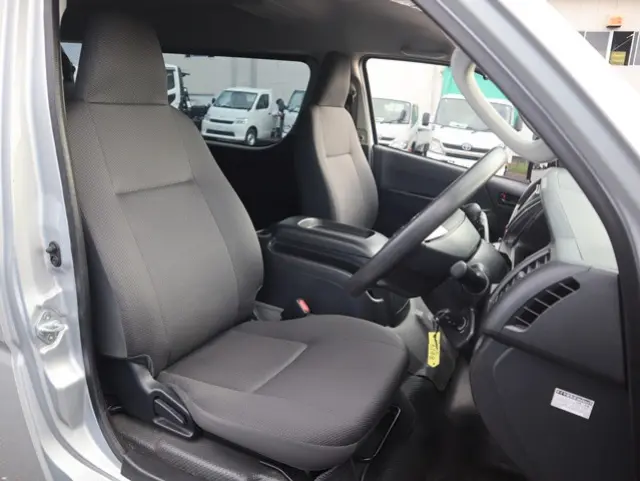 トヨタ ハイエース 3BA-TRH214W(2WD)の写真27