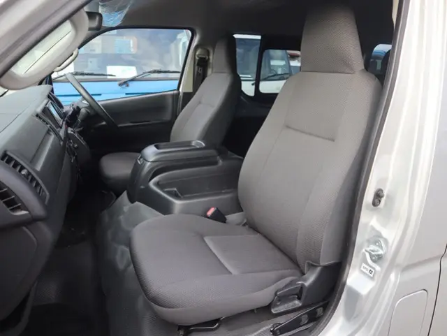 トヨタ ハイエース 3BA-TRH214W(2WD)の写真29