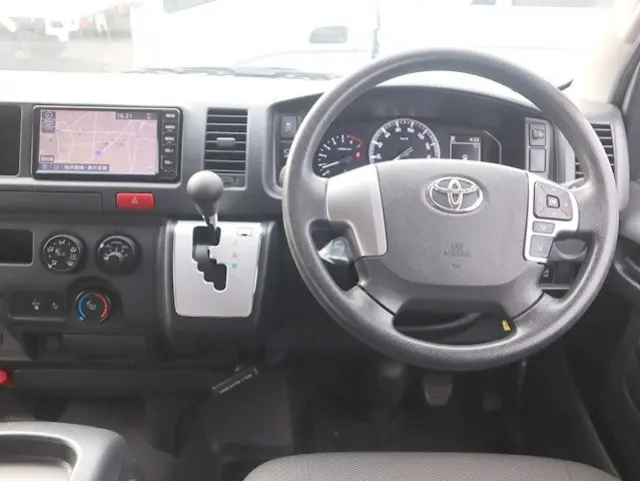 トヨタ ハイエース 3BA-TRH214W(2WD)の写真30
