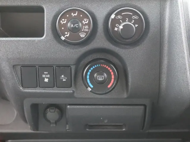 トヨタ ハイエース 3BA-TRH214W(2WD)の写真35