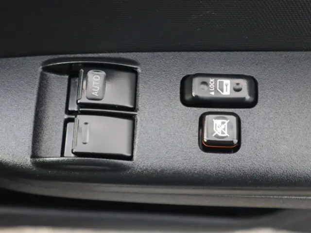 トヨタ ハイエース 3BA-TRH214W(2WD)の写真37
