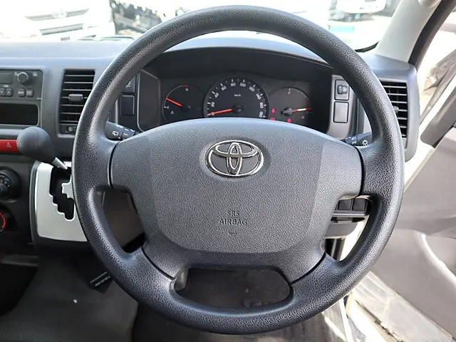 トヨタ ハイエース CBA-TRH214W(2WD)の写真4