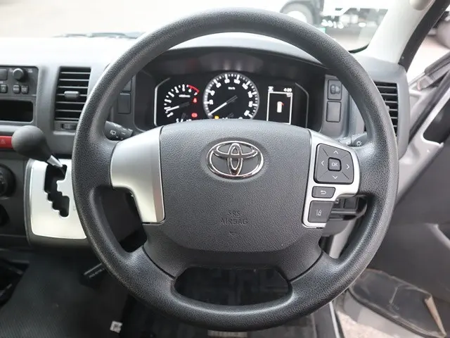 トヨタ ハイエース 3BA-TRH214W(2WD)の写真4